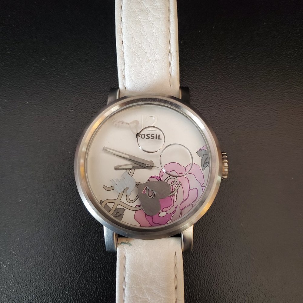 Just in time for V-Day!  Fossil floating heart "love" watch - like new!